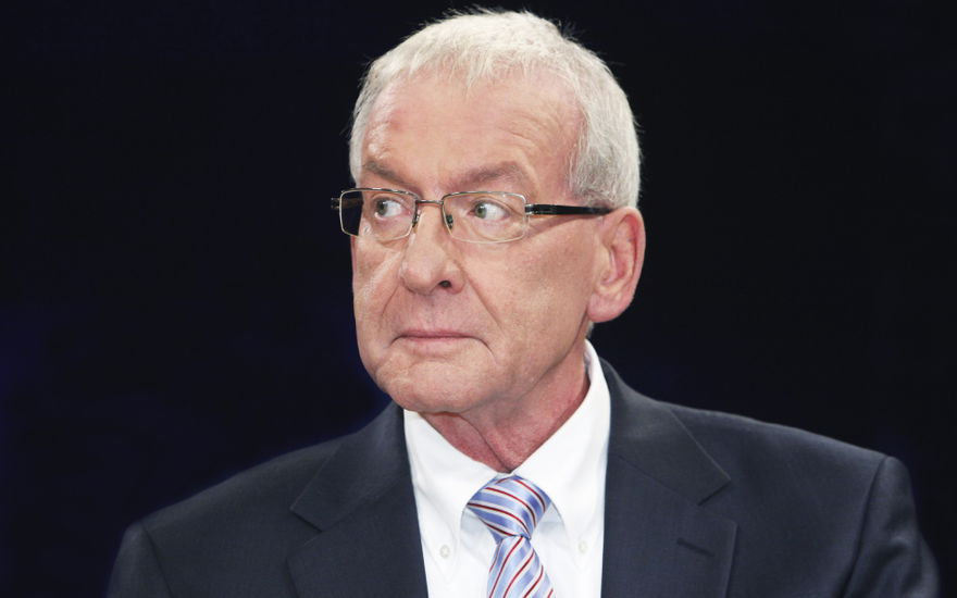 Peter Zwegat guckt ernst zur Seite