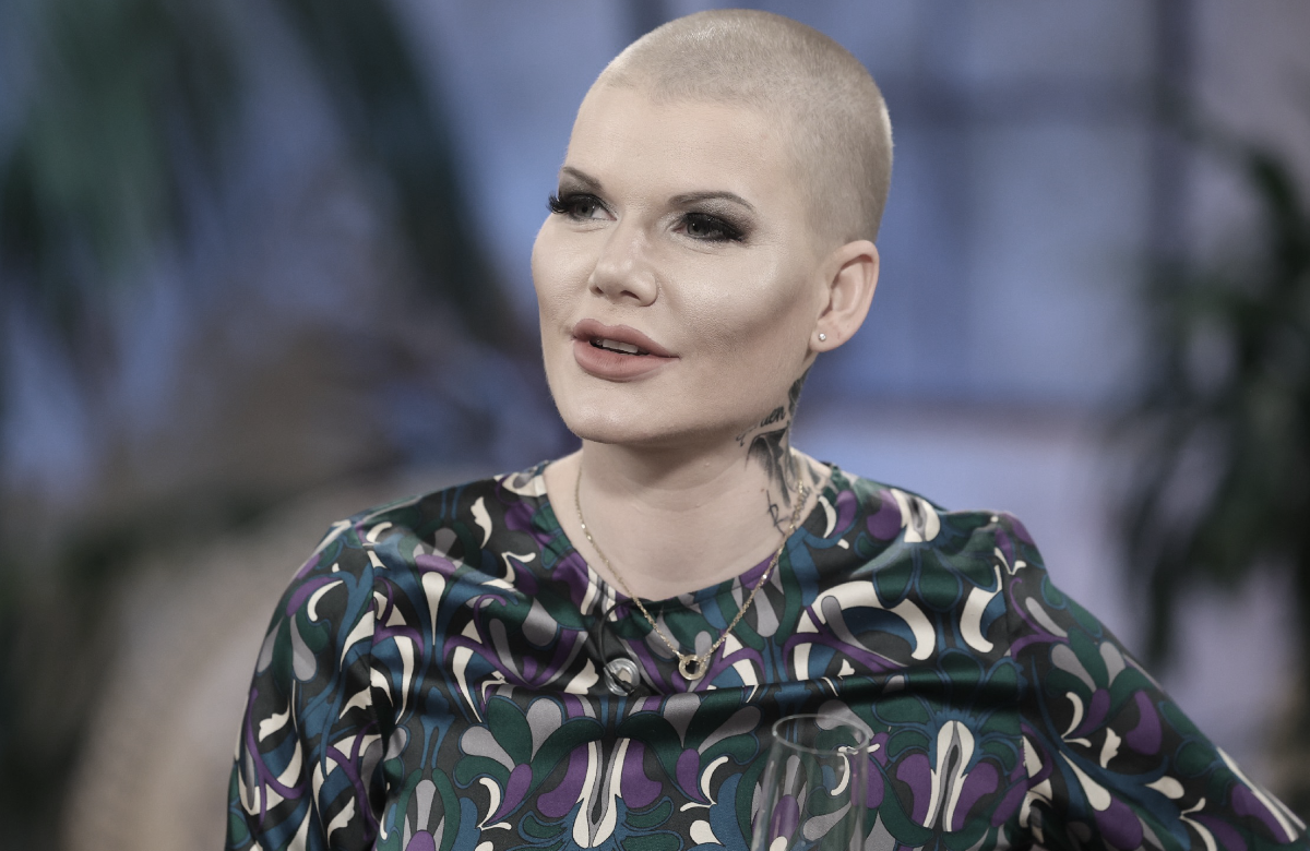 Melanie Müller guckt mit Glatze geschockt zur Seite