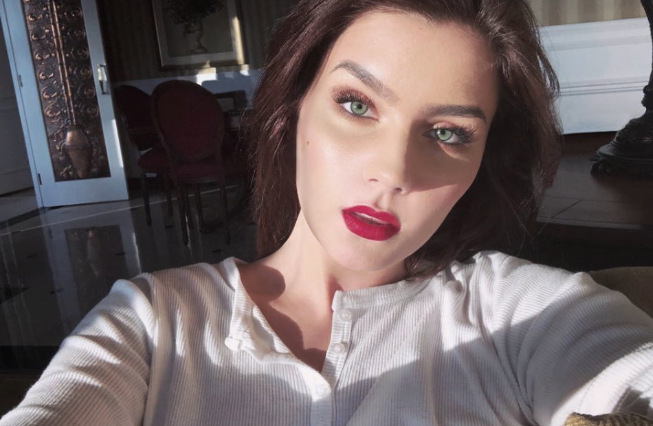 Nathalie Volk macht ein Selfie