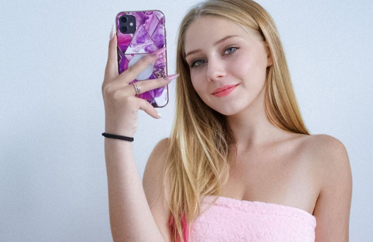 Loredana Wollny macht ein Handy-Selfie