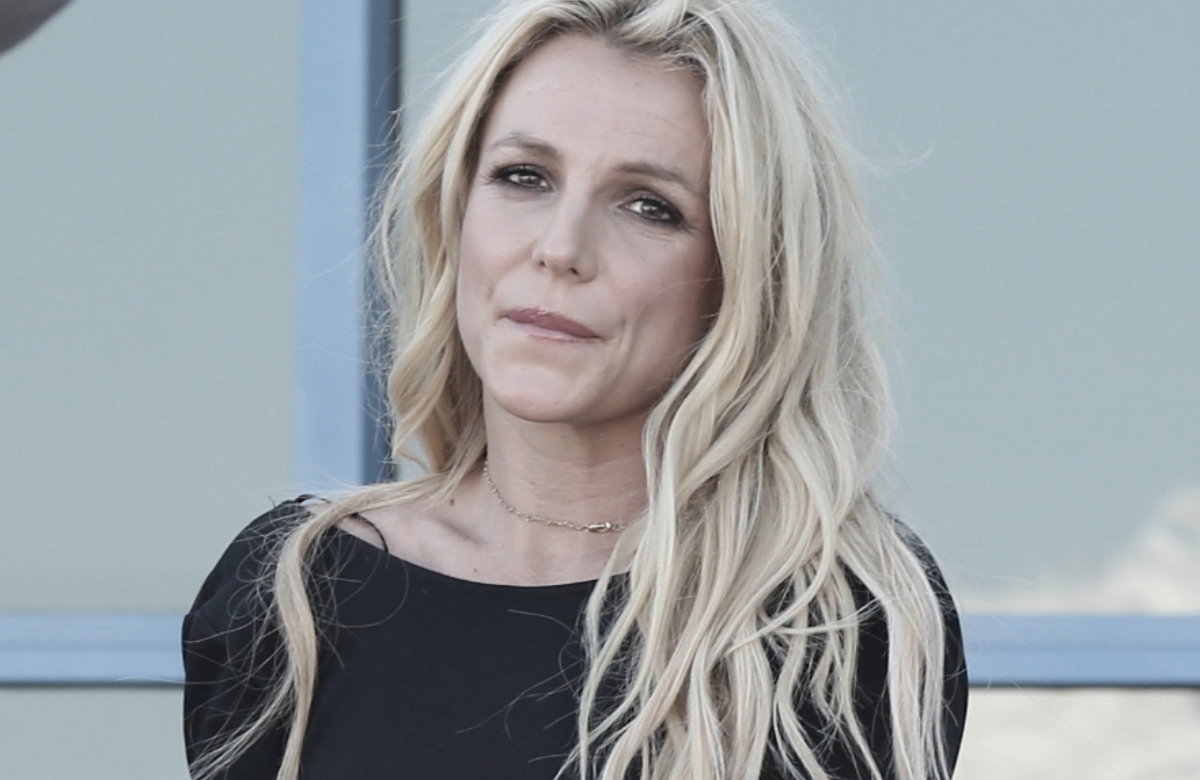 Britney Spears sieht traurig aus udn beißt sich auf die Lippe.
