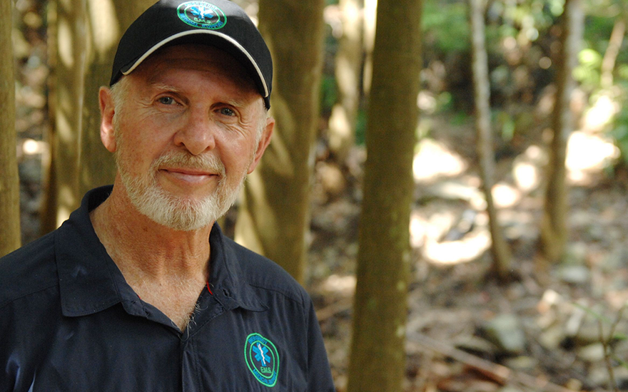 Dr. Bob mit Cap im Wald