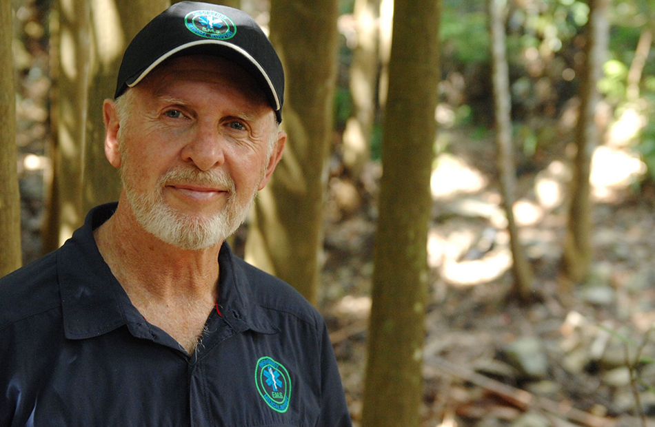 Dr. Bob mit Cap im Wald