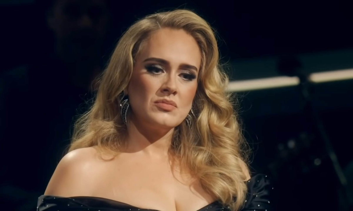 Adele guckt traurig