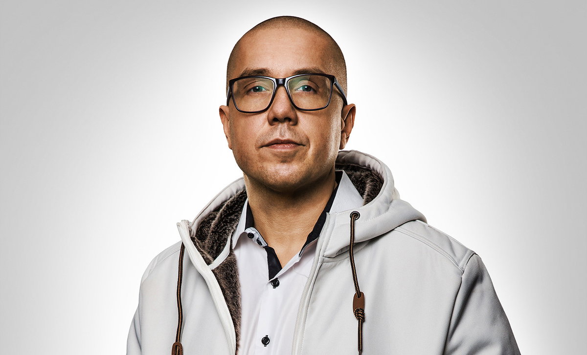DJ Tomekk vor weißer Wand