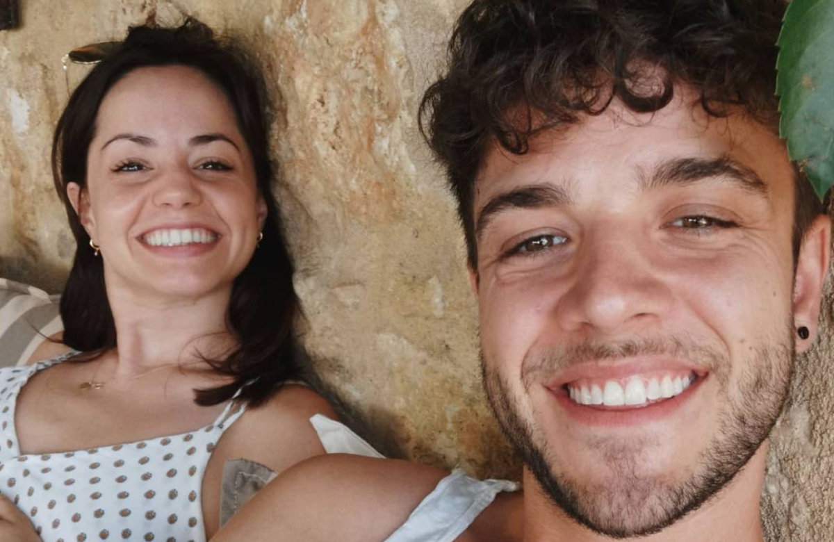 Luca und Christina Hänni liegen lächelnd nebeneinander.