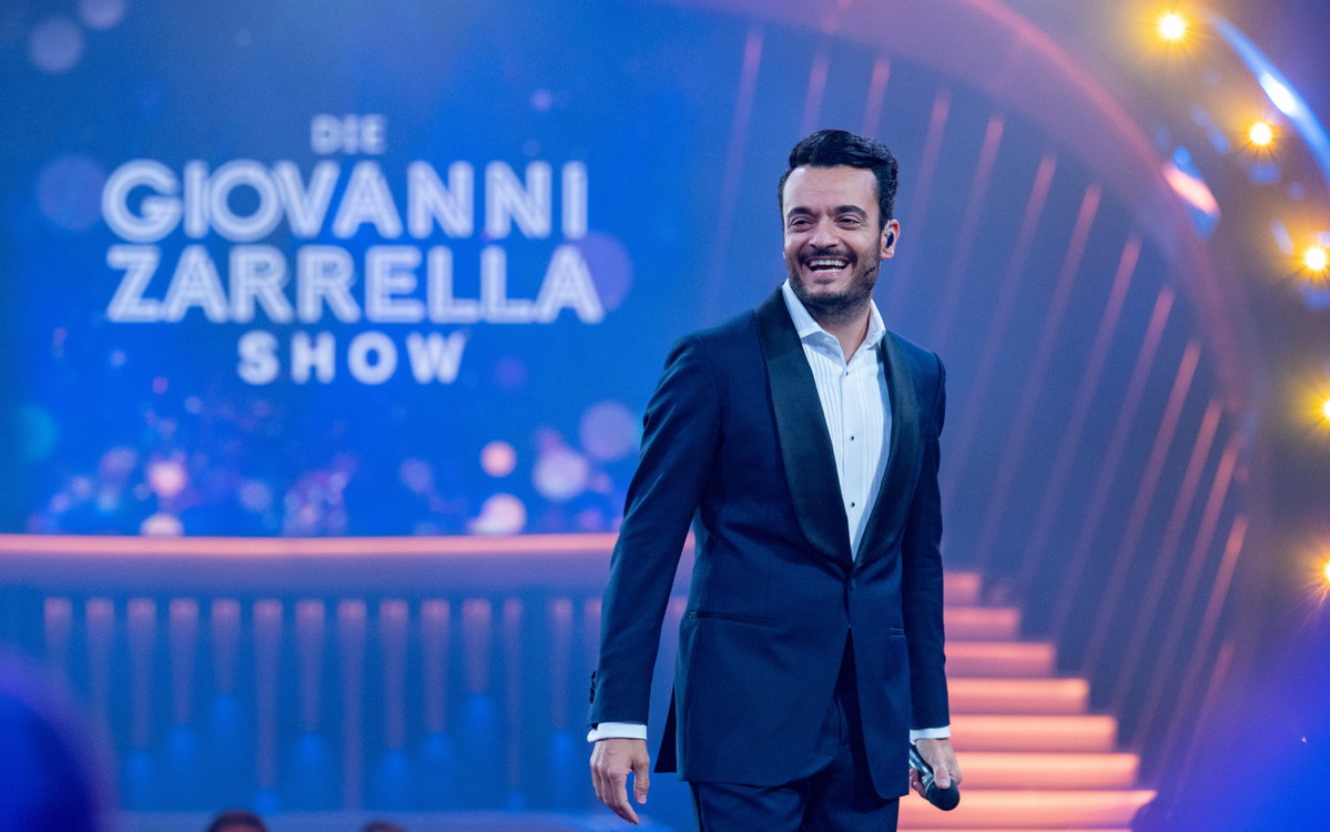Giovanni Zarrella lacht auf der Bühne bei der Giovanni Zarrella Show