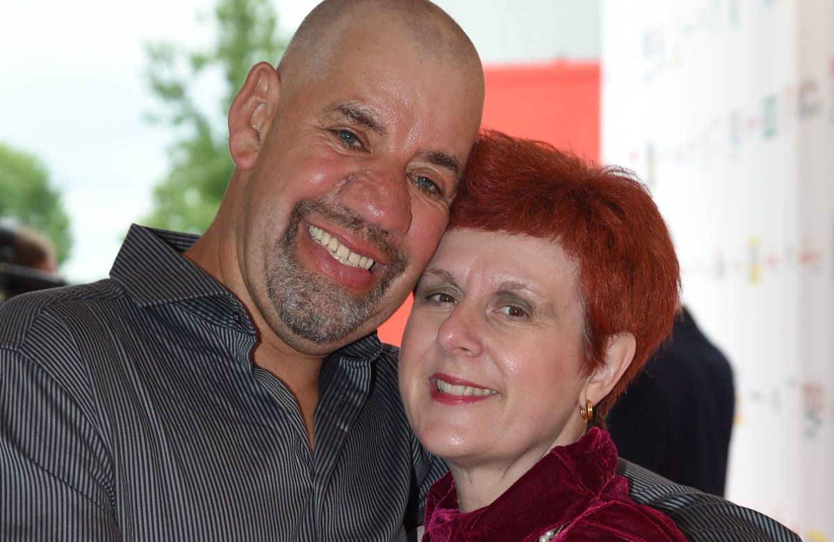 Iris und Uwe Abel strahlen und halten sich im Arm