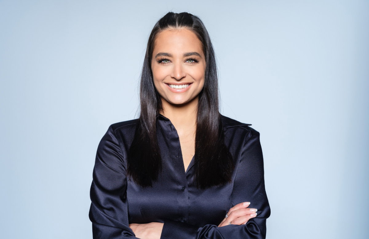 Amira Pocher lacht