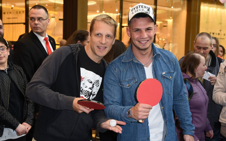 Oliver Pocher und Pietro Lombardi lachen und posieren für Fotografen