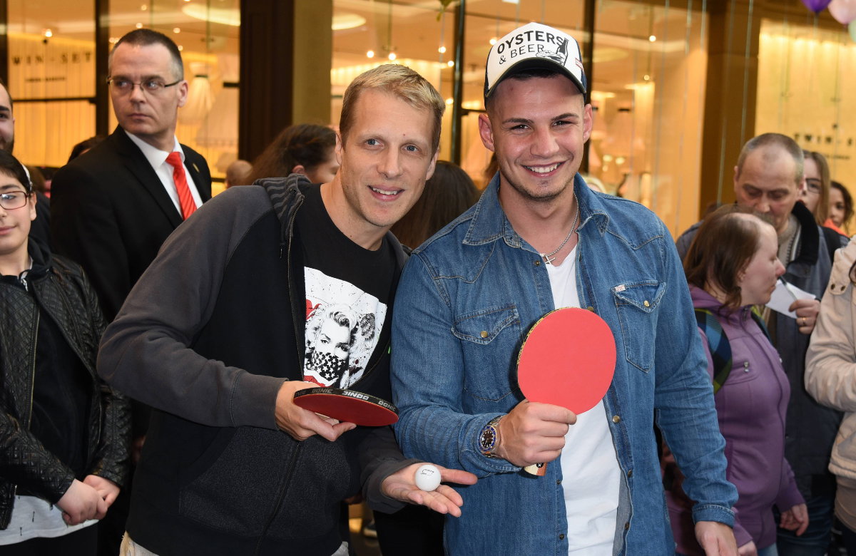 Oliver Pocher und Pietro Lombardi lachen und posieren für Fotografen