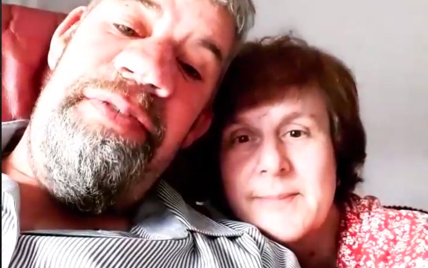 Uwe und Iris Abel kuscheln