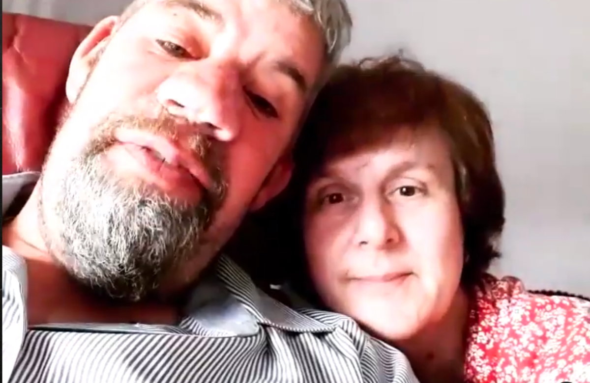 Uwe und Iris Abel kuscheln