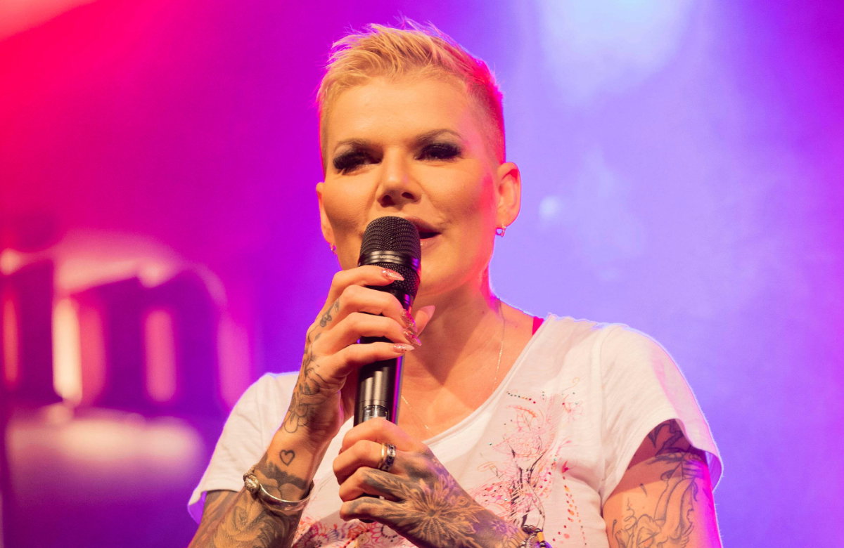 Melanie Müller singt ins Mikrofon