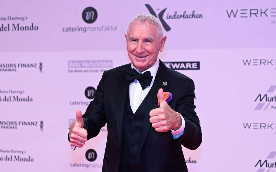 Frédéric Prinz von Anhalt zeigt Daumen nach oben