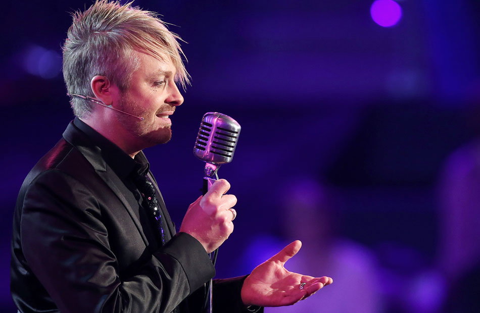Ross Antony von der Seite am Mikrofon, guckt bedrückt