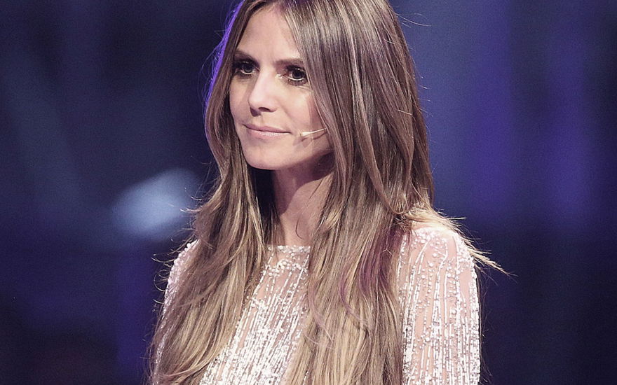 Heidi Klum guckt im GNTM-Finale auf der Bühne bedrückt.