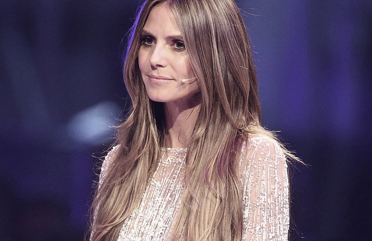 Heidi Klum guckt im GNTM-Finale auf der Bühne bedrückt.