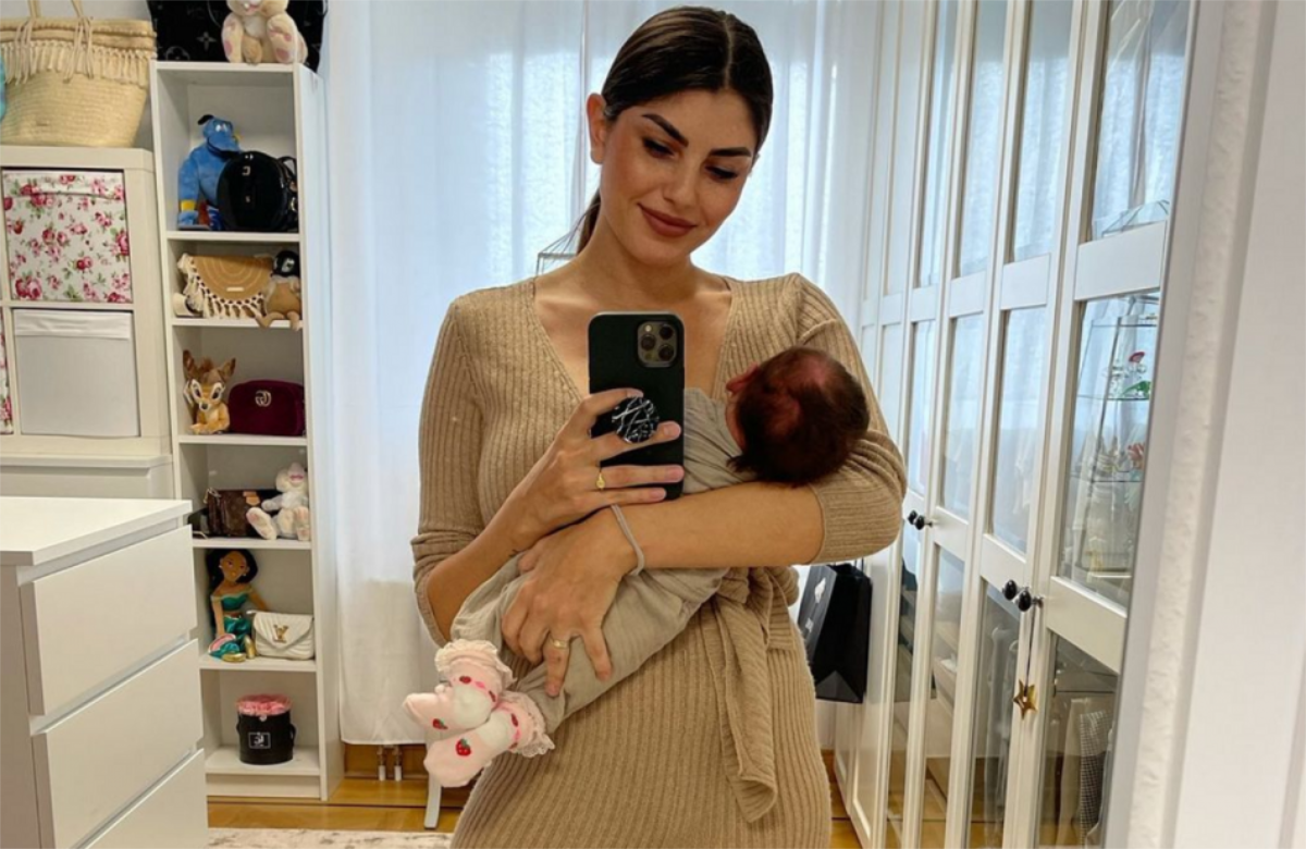 Yeliz Koc mit Baby Snow vorm Spiegel