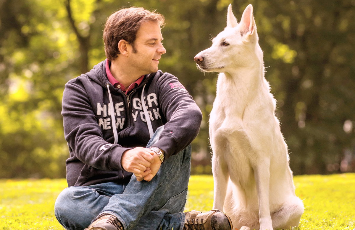Martin Rütter mit einem Hund
