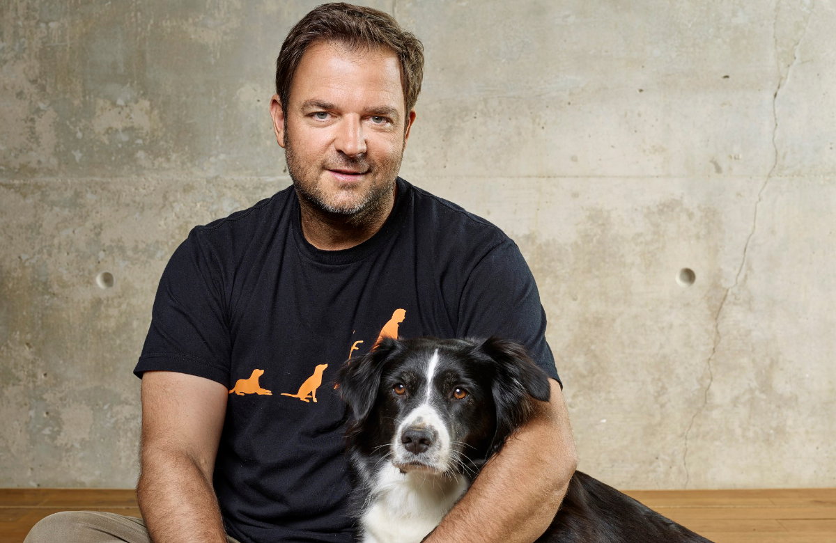 Martin Rütter mit Hund im Arm.