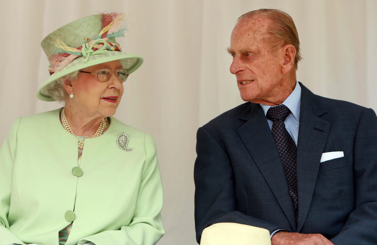 Queen Elizabeth II. und Prinz Philip schauen sich an