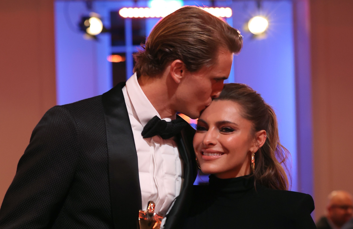 Alex Zverev gibt Sophia Thomalla einen Kuss auf die Stirn