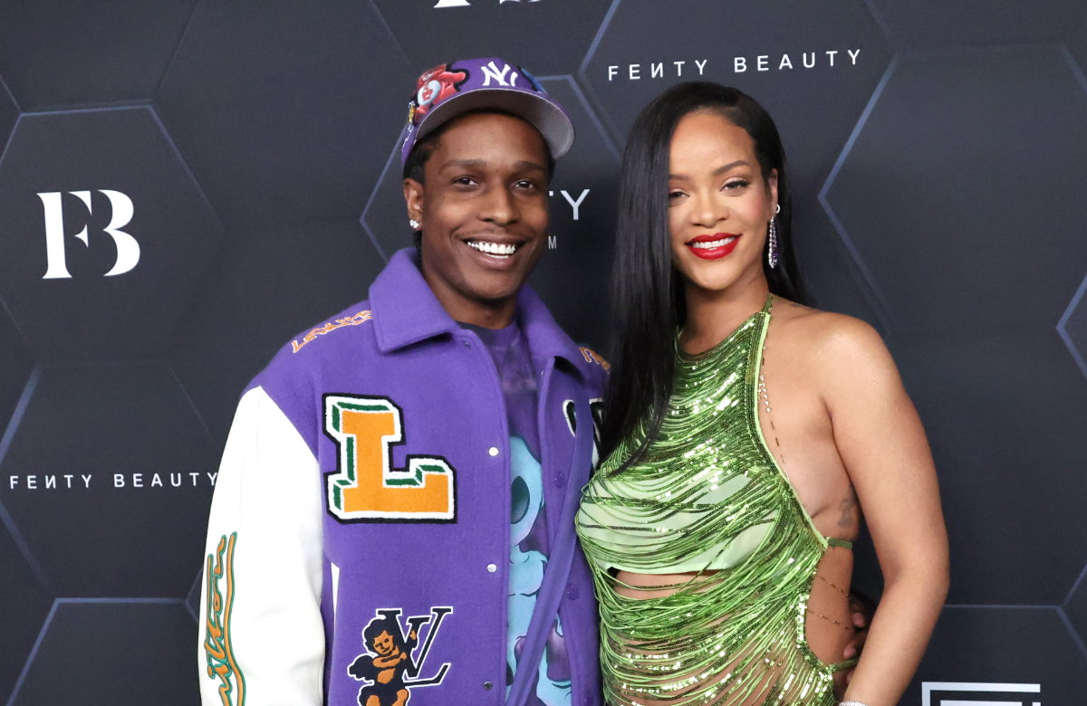 A$AP Rocky und Rihanna stehen Arm in Arm