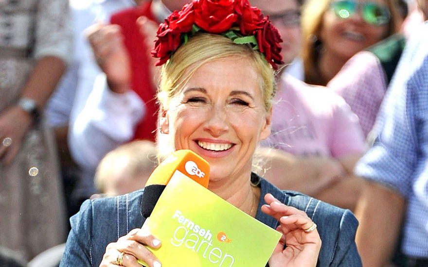 Andrea Kiewel mit Blumen im Haar