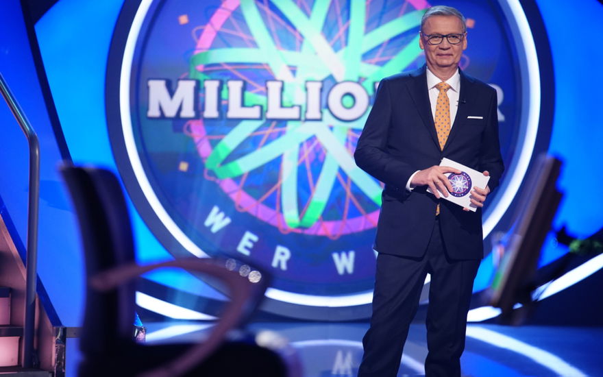 Günther Jauch im Studio vor Logo von "Wer wird Millionär".