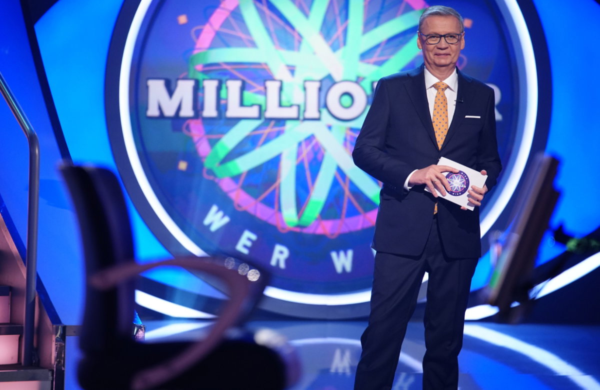 Günther Jauch im Studio vor Logo von "Wer wird Millionär".