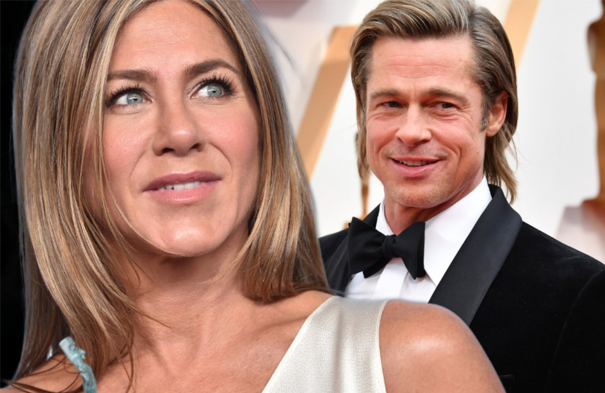 Jennifer Aniston und Brad Pitt sehen lächelnd zur Seite