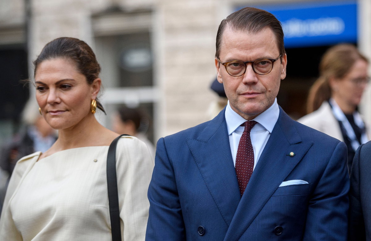Victoria guckt an der Kamera vorbei und Daniel streng hinein.