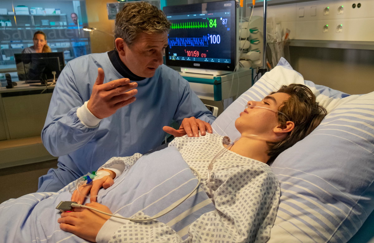 Martin Gruber spricht mit einem Patienten.
