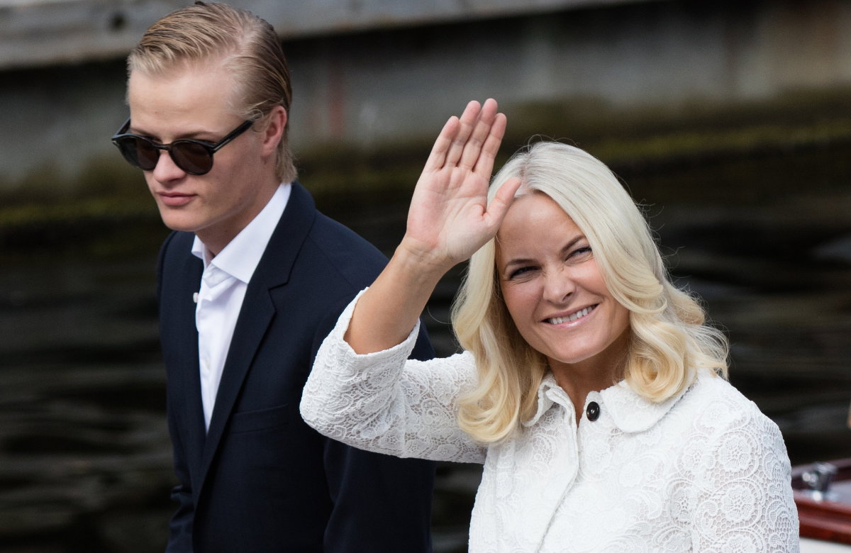 Mette-Marit von Norwegen winkt neben Marius