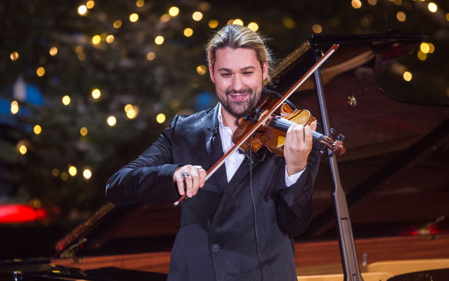 David Garrett spilt Geige und lächelt