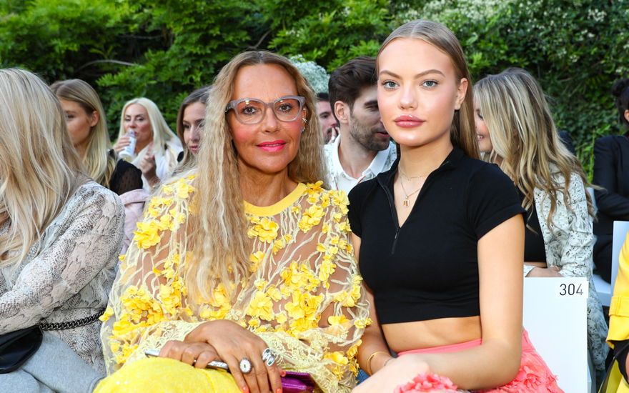 Natascha und Cheyenne Ochsenknecht sitzen nebeneinander