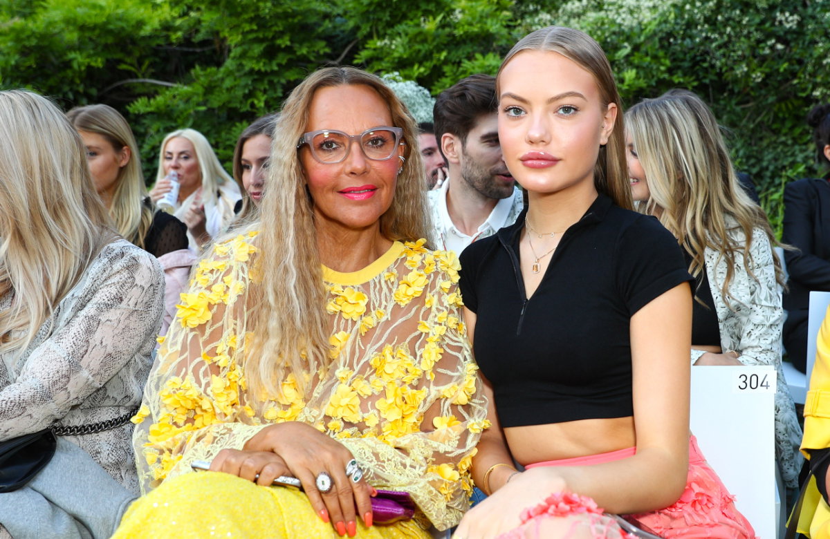 Natascha und Cheyenne Ochsenknecht sitzen nebeneinander