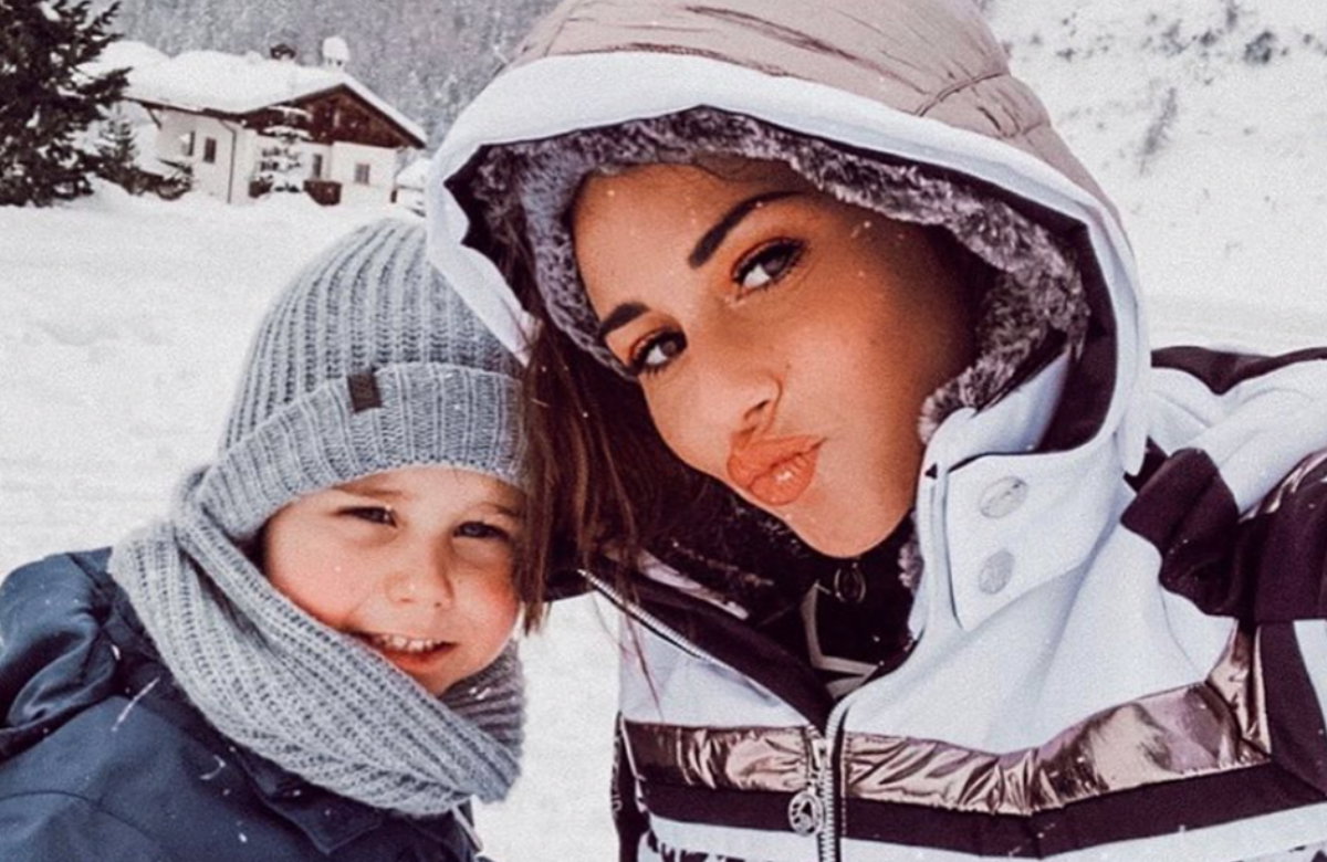 Sarah Engels macht Kussmund neben Alessio im Schnee