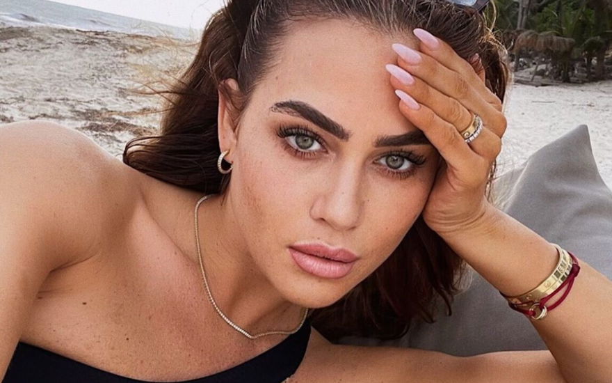 Jessica Haller posiert im Bikini