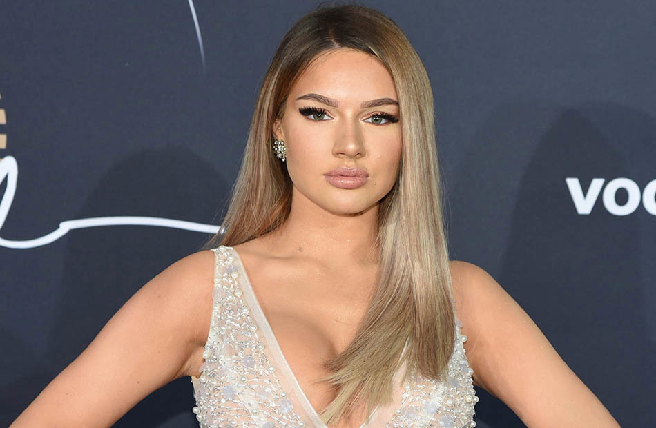 Shirin David sieht ernst aus