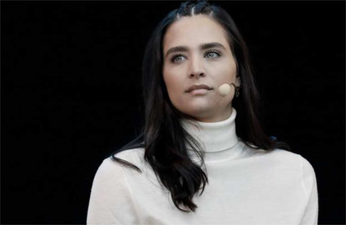Amira Pocher guckt ernst zur Seite