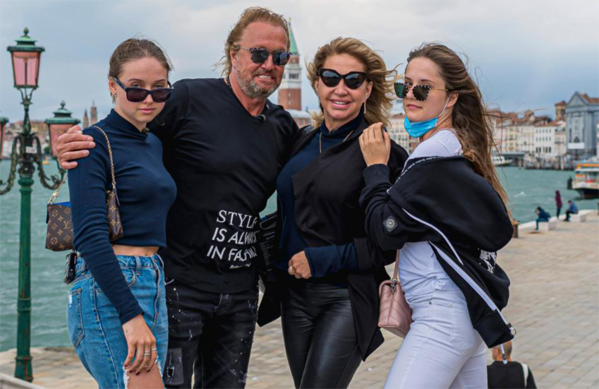 Robert, Carmen, Shania und Davina Geiss stehen am Meer und blicken in die Kamera
