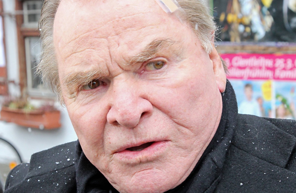 Fritz Wepper schaut besorgt