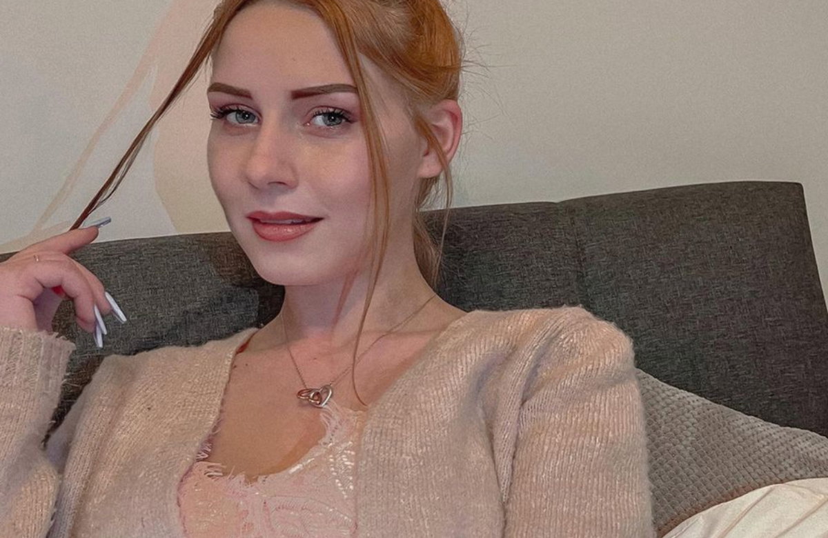 Loredana Wollny spielt mit einer Haarsträhne