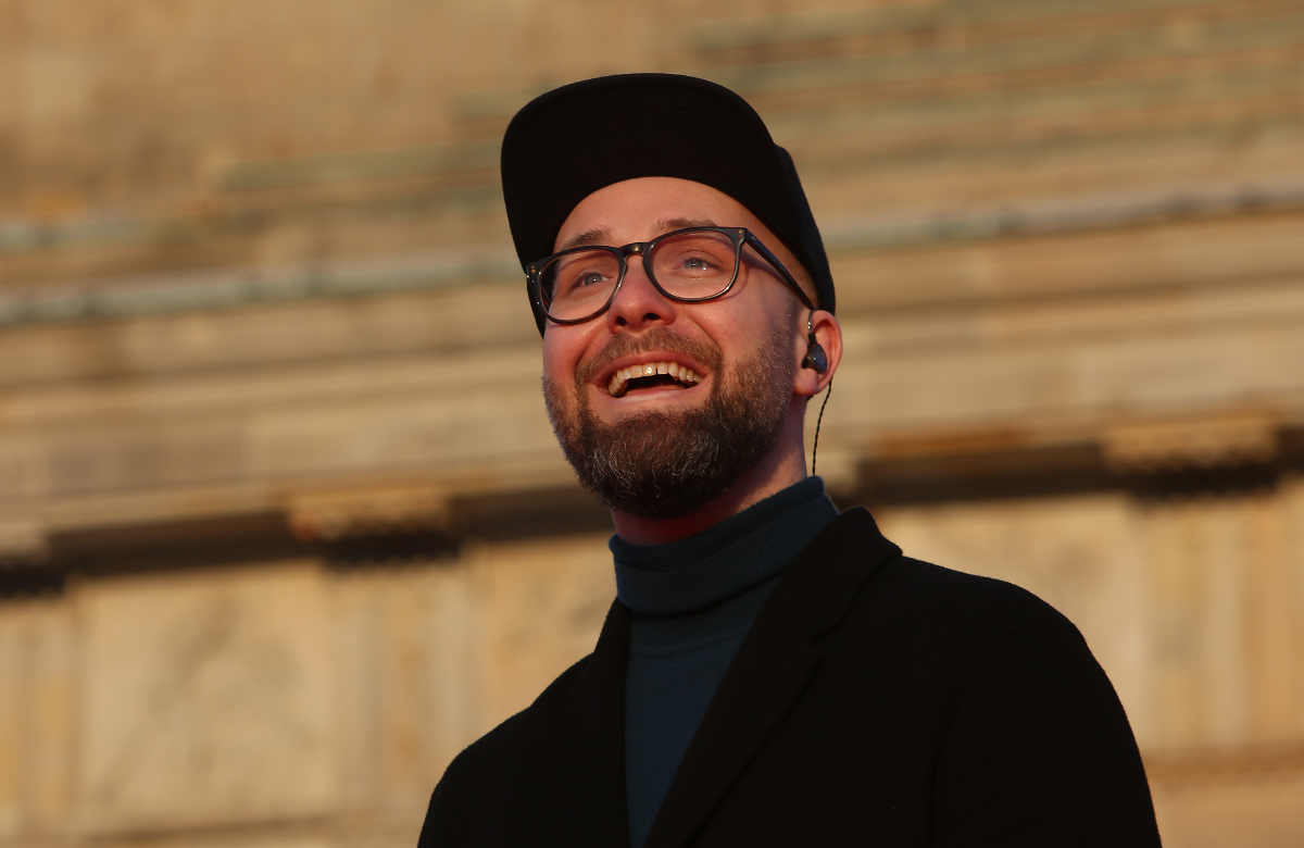 Mark Forster lacht