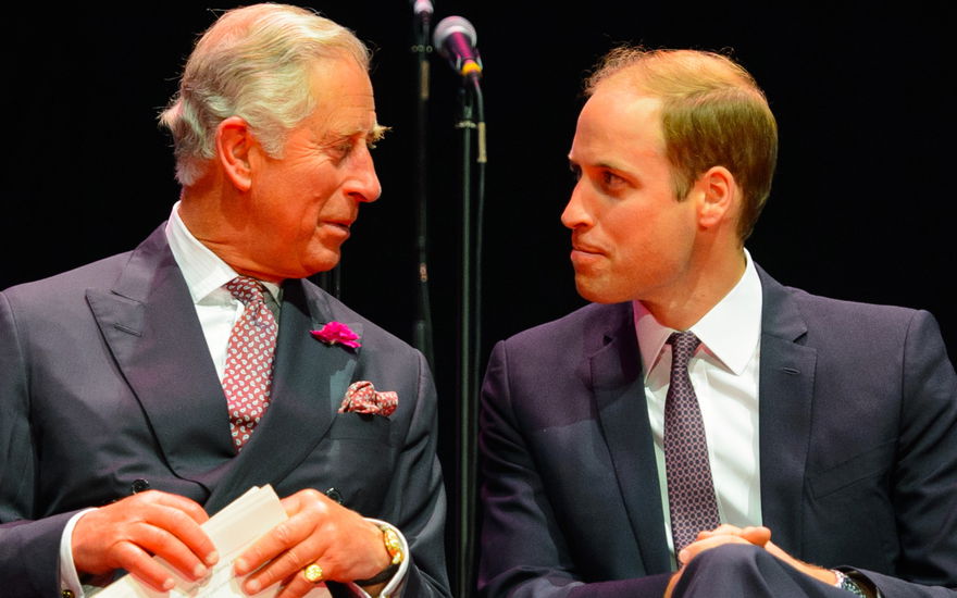 König Charles und Prinz William sitzen lächeln nebeneinander
