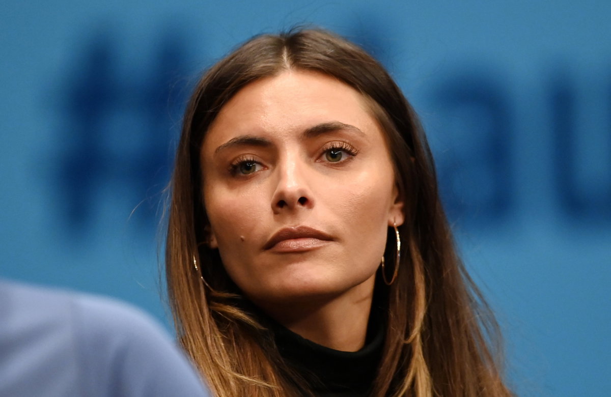 Sophia Thomalla guckt ernst
