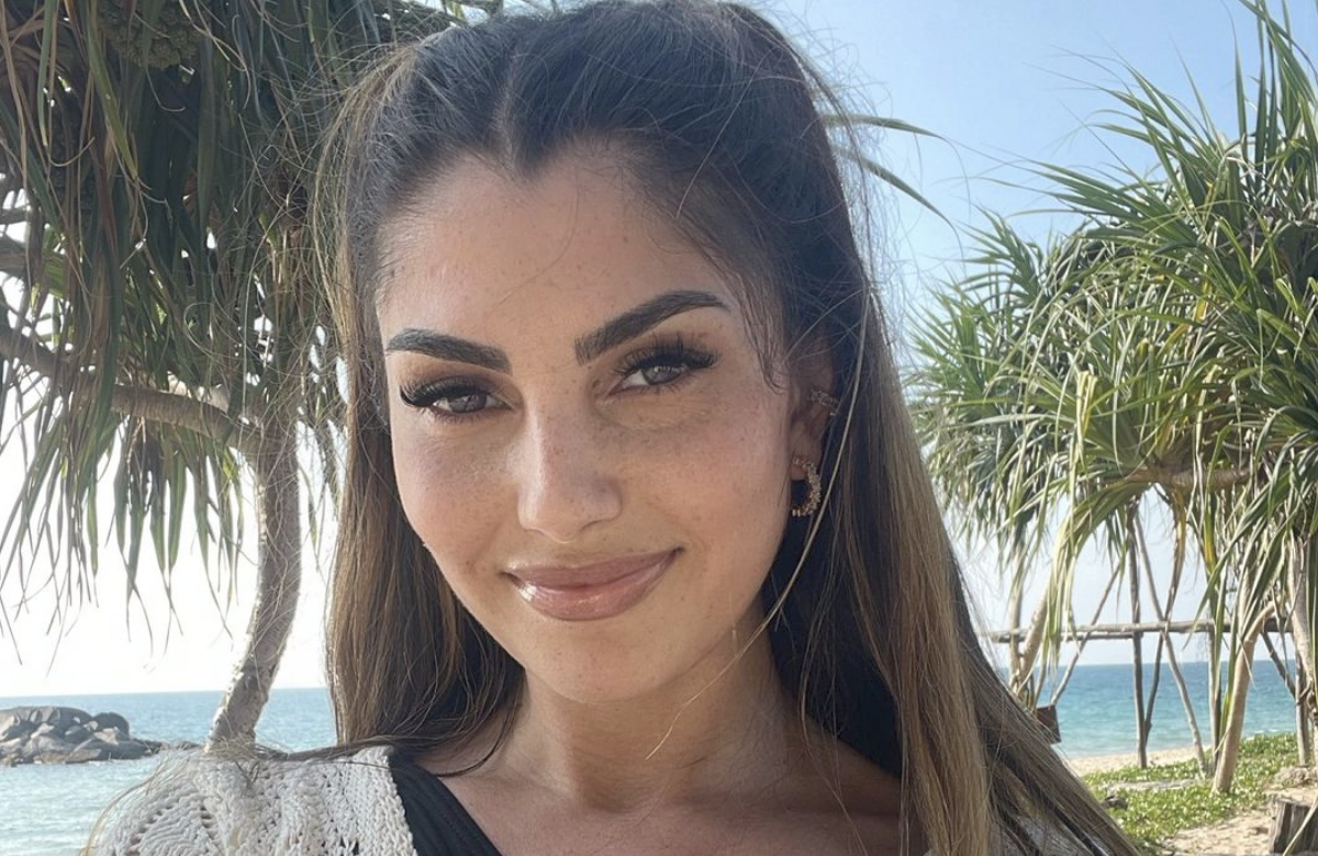 Yeliz Koc lächelt am Strand