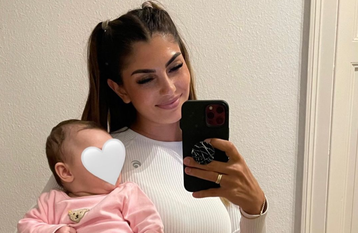 Yeliz Koc Spiegelselfie mit Snow, weißes Herz über Snows Gesicht